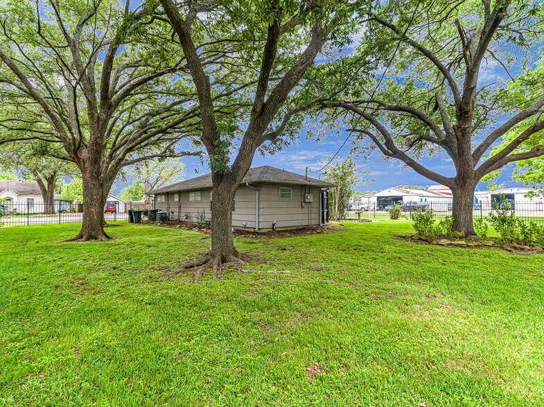More Photos Of 1105 San Jacinto St, Rosenberg Office For Sale