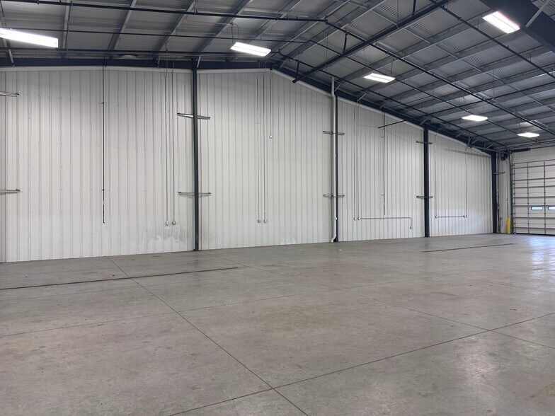 More Photos Of 205 Fairview Dr, Dallas Center Warehouse For Sale