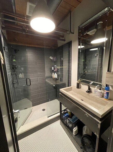 More Photos Of 1000 N Halsted St, Chicago Loft Creative Space For Lease