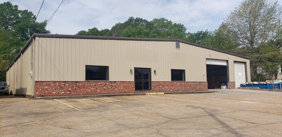 More Photos Of 616 S Broadway St, Mccomb Freestanding For Sale