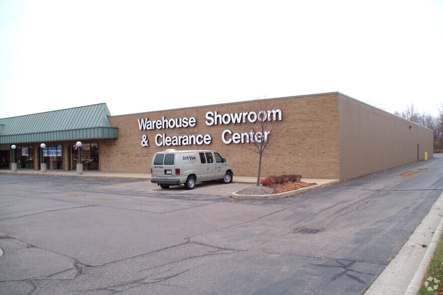 More Photos Of 4095 E Court St, Burton Freestanding For Lease