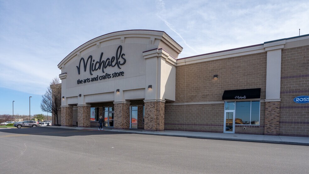 More Photos Of 200 N Greenbriar Dr, Normal General Retail For Lease