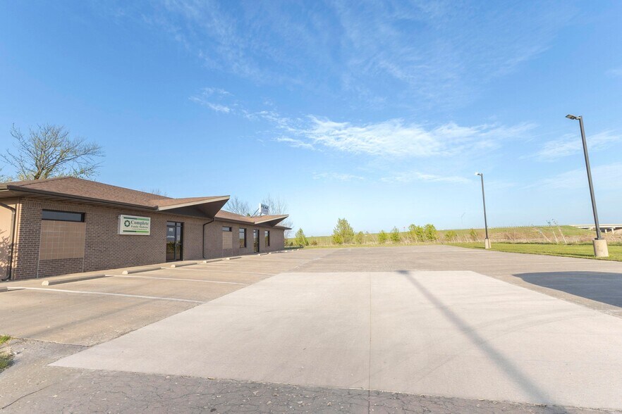 More Photos Of 2100 Silva Ln, Moberly Office For Sale