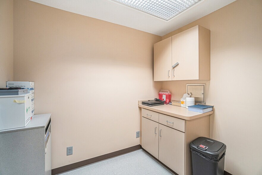 More Photos Of 2 Holly Ln, Paola Medical For Sale