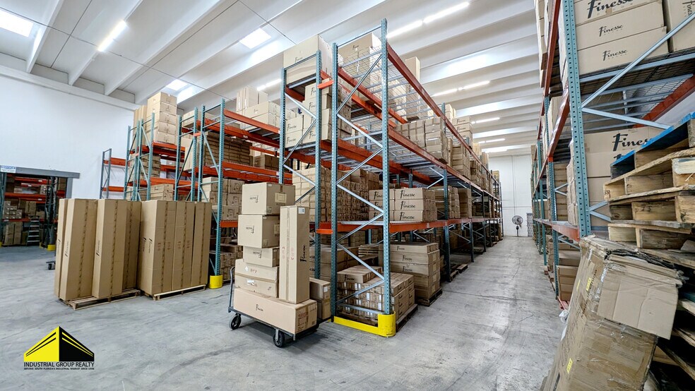 More Photos Of 2741 W 76th St, Hialeah Warehouse For Lease