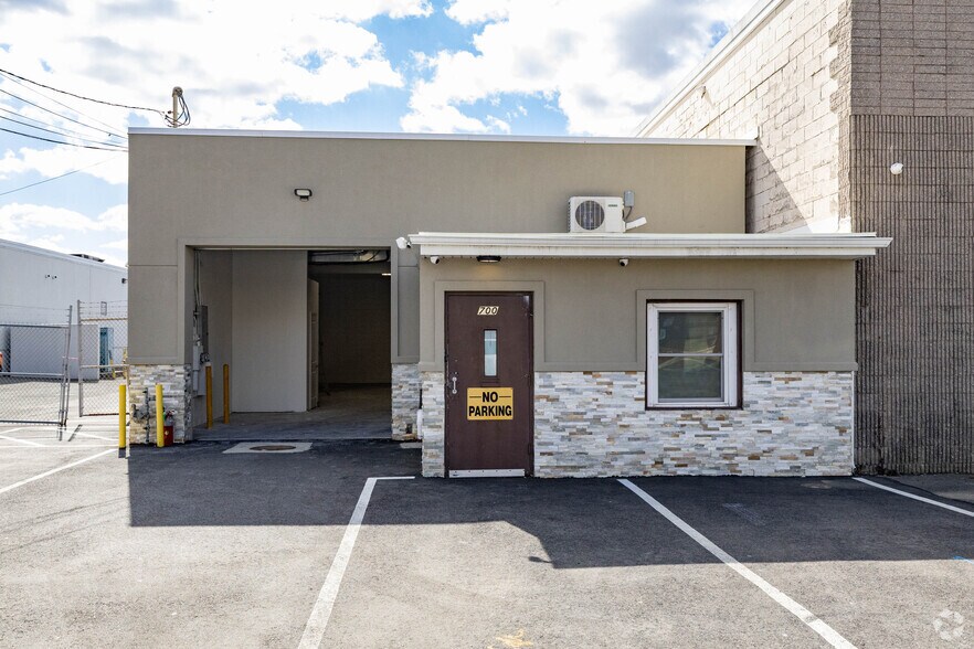 More Photos Of 700 Summa Ave, Westbury Distribution For Lease
