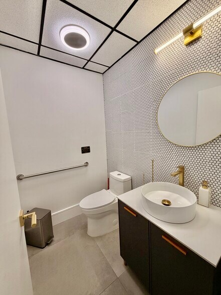 More Photos Of 3090 SW 8th St, Miami Freestanding For Lease