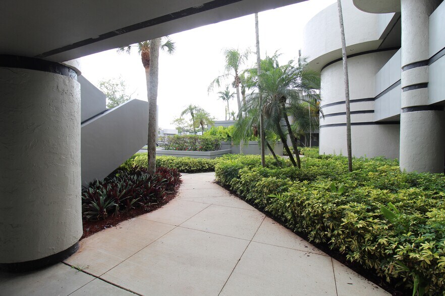 More Photos Of 10011-10031 Pines Blvd, Pembroke Pines Medical For Lease