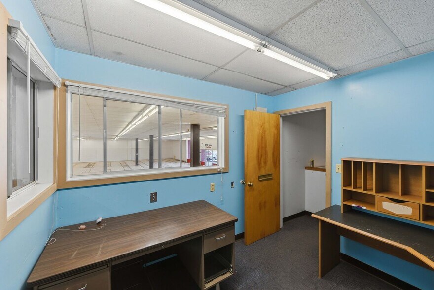 More Photos Of 120 SW Douglas Blvd, Winston Supermarket For Lease