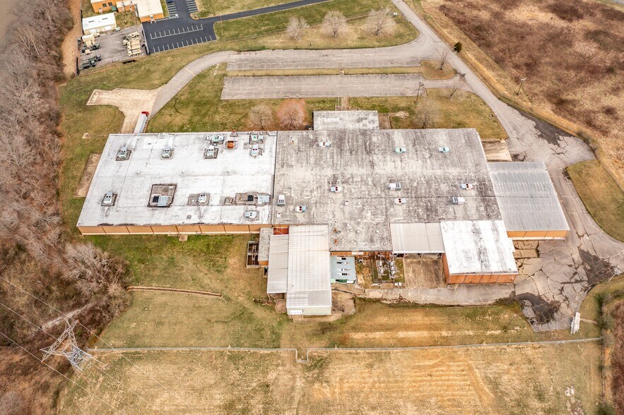 More Photos Of 200 Universal Dr, Centerville Distribution For Lease