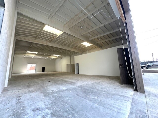 More Photos Of 322 W 131st St, Los Angeles Warehouse For Sale
