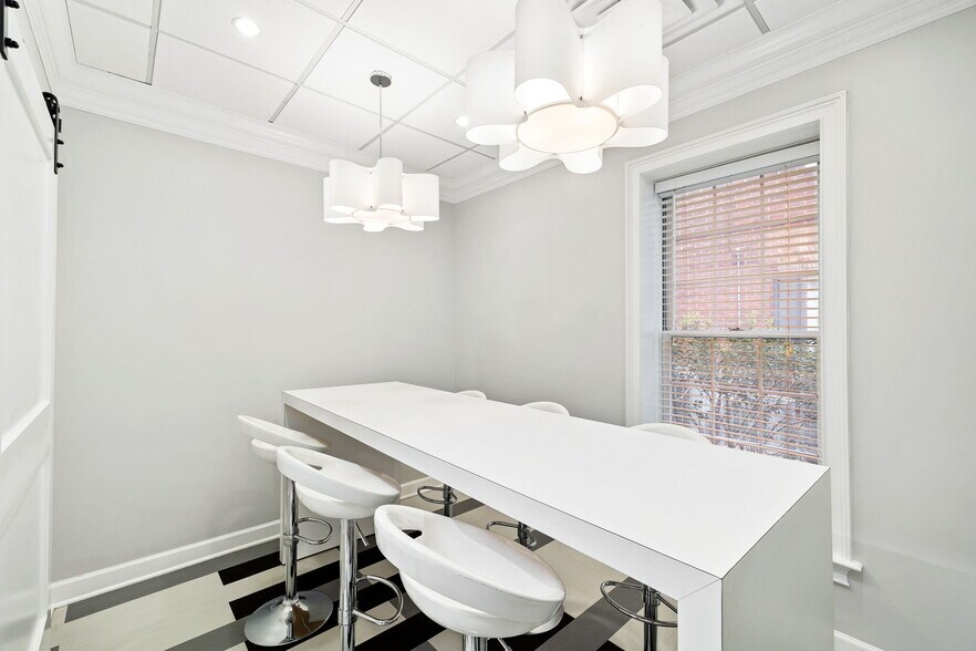 More Photos Of 5064 Roswell Rd, Atlanta Office Residential For Sale