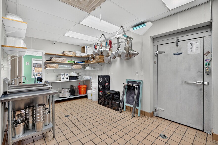 More Photos Of 742 Amity Rd, Bethany Freestanding For Sale