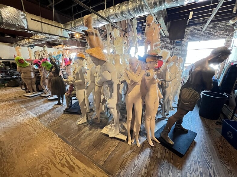 More Photos Of 1438-1442 Light St, Baltimore Showroom For Sale