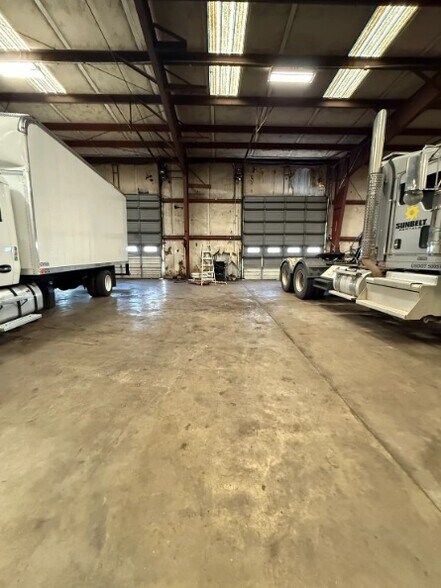 More Photos Of 1060 Grimmett Dr, Shreveport Distribution For Sale