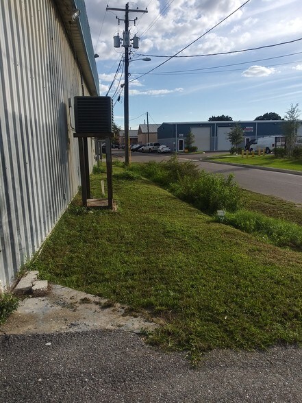 More Photos Of 5017 N Coolidge Dr, Tampa Warehouse For Lease