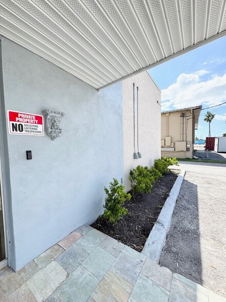 More Photos Of 3160 N 46th Ave, Saint Petersburg Warehouse For Sale