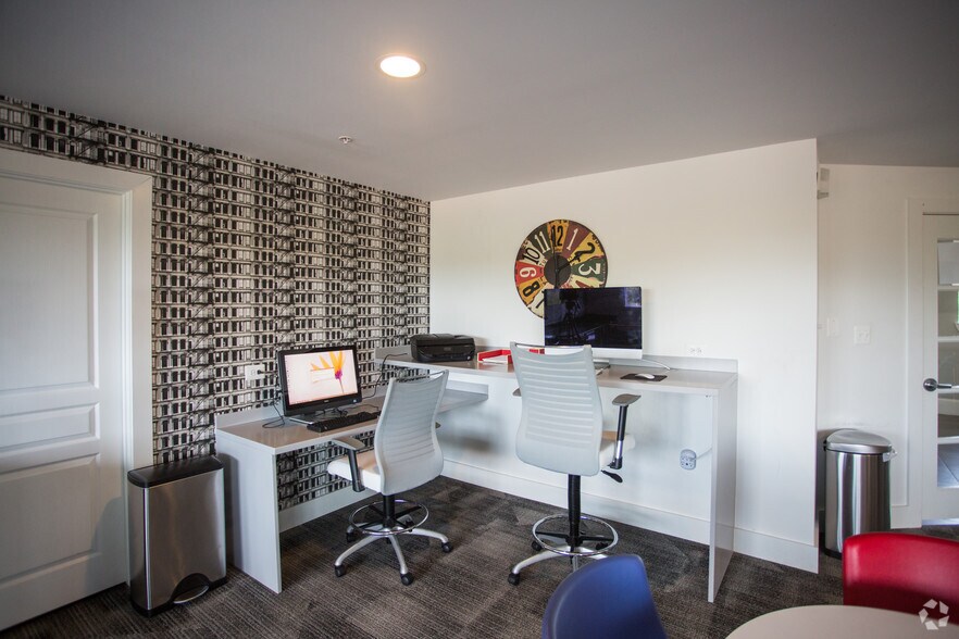 More Photos Of Mooreview Pky @ Loudoun County Pky, Ashburn Unknown For Lease