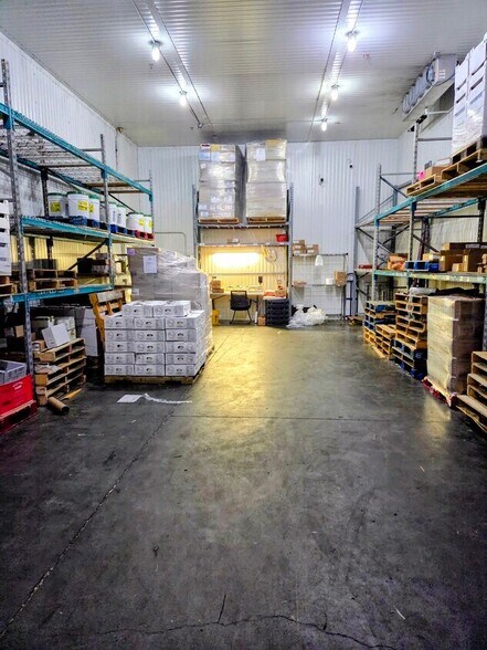 More Photos Of 7810 Kingspointe Pky, Orlando Warehouse For Lease