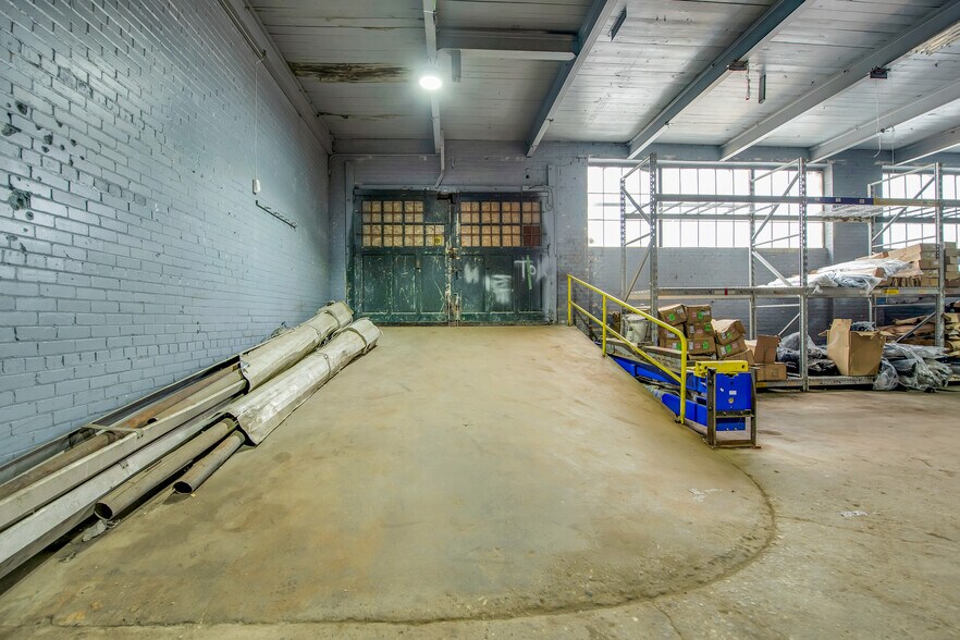 More Photos Of 7075 Lyndon St, Detroit Warehouse For Sale