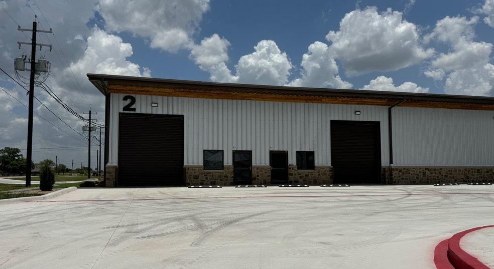 More Photos Of 1055 FM 2623, Seguin Showroom For Lease