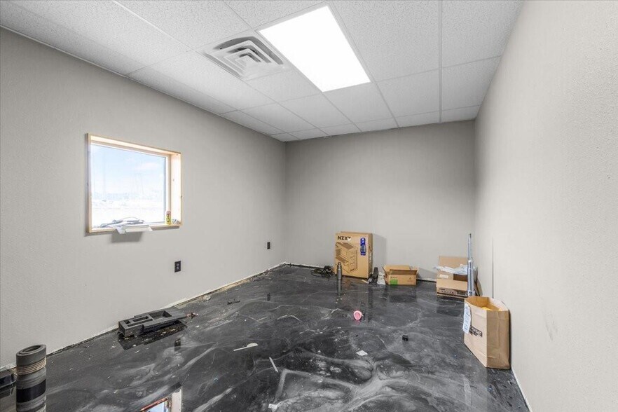 More Photos Of 3206 W Us Highway 377, Granbury Flex For Sale