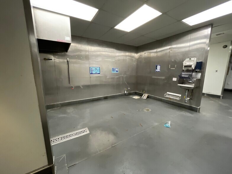 More Photos Of 7862 Montgomery Rd, Cincinnati Restaurant For Lease