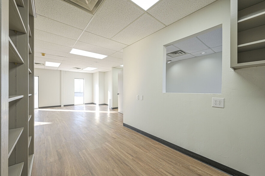 More Photos Of 3009 Epperly Dr, Oklahoma City Office For Sale