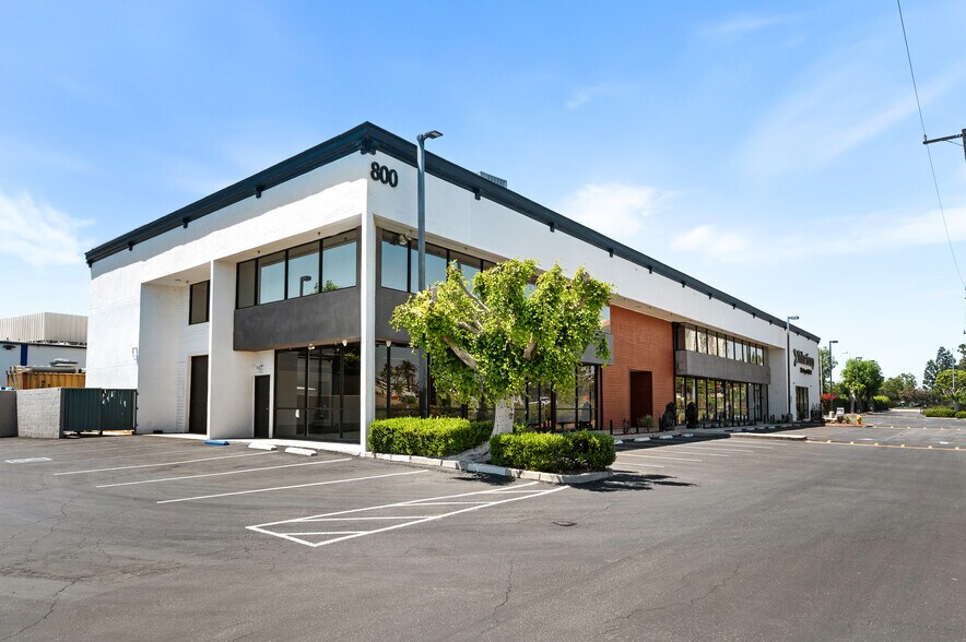 More Photos Of 800 E Dyer Rd, Santa Ana Showroom For Sale