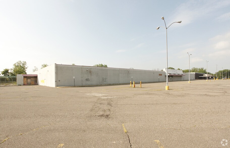More Photos Of 27313-27419 Telegraph Rd, Flat Rock Freestanding For Lease