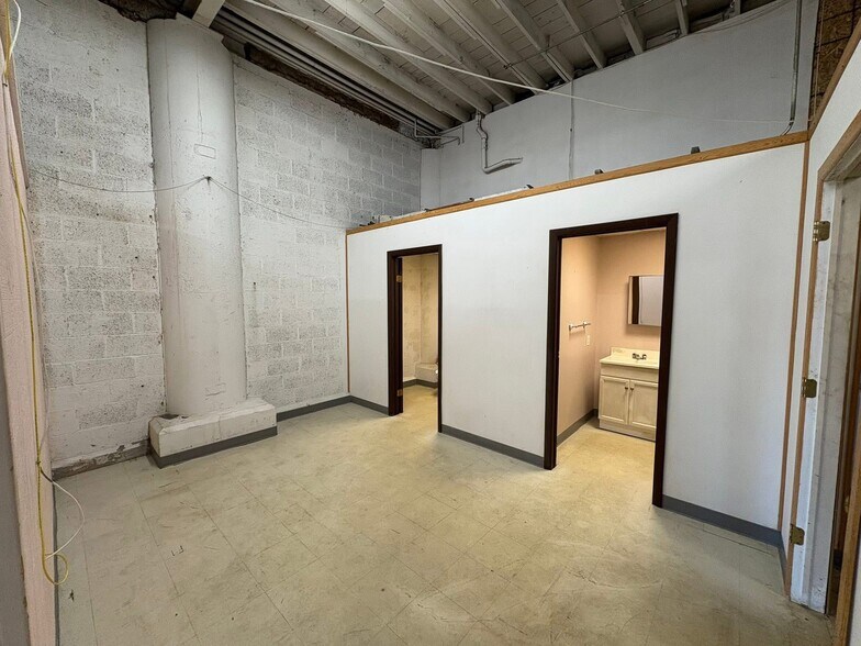 More Photos Of 1711 Union Rd, West Seneca Self Storage For Lease