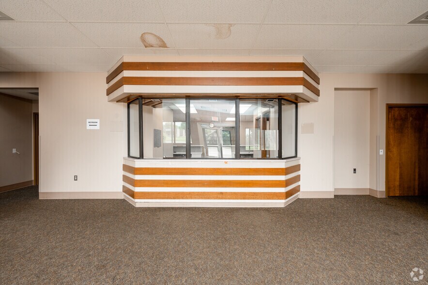 More Photos Of 1515 S 19th St, Elwood Office For Sale