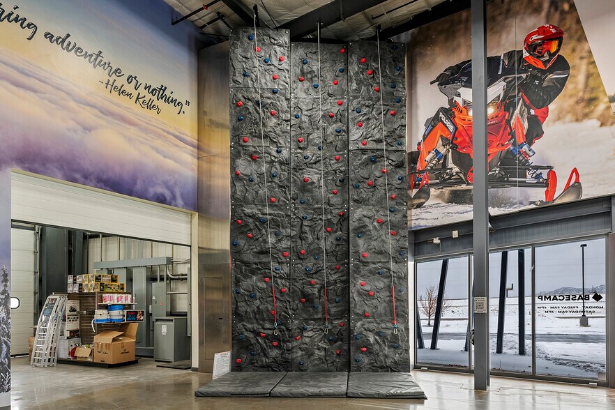 More Photos Of 371 Prospector Dr, Evanston Freestanding For Sale