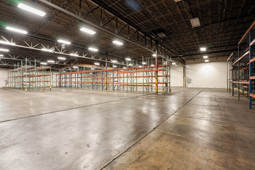 More Photos Of 2301 Fleur Dr, Des Moines Warehouse For Lease