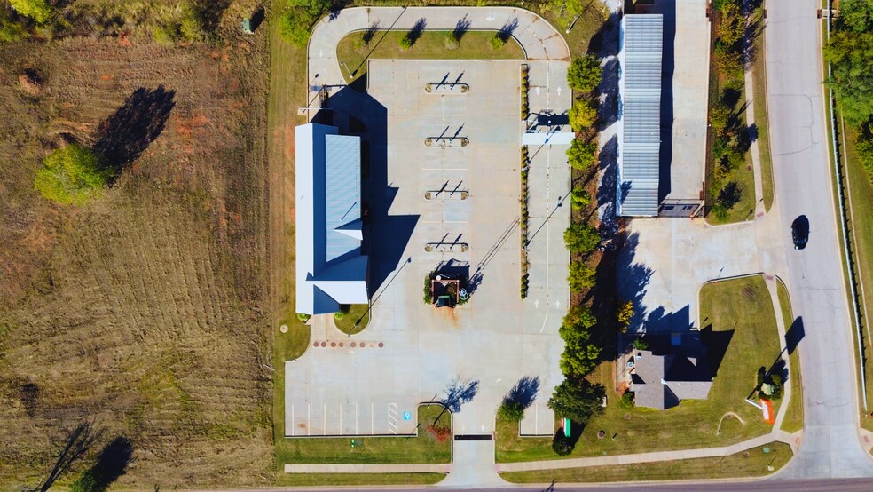 More Photos Of 1821 E Memorial Rd, Oklahoma City General Retail For Lease