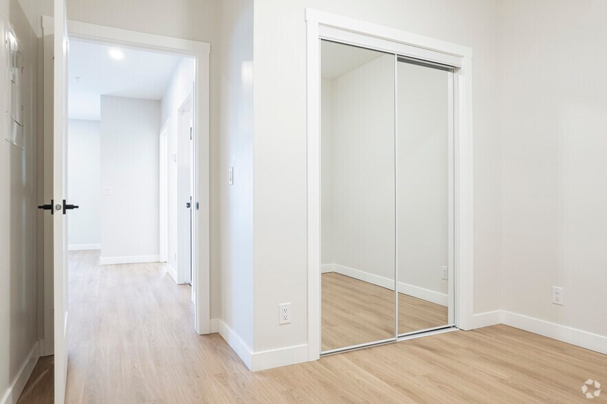 More Photos Of 909 5 Av SW, Calgary Apartments For Lease