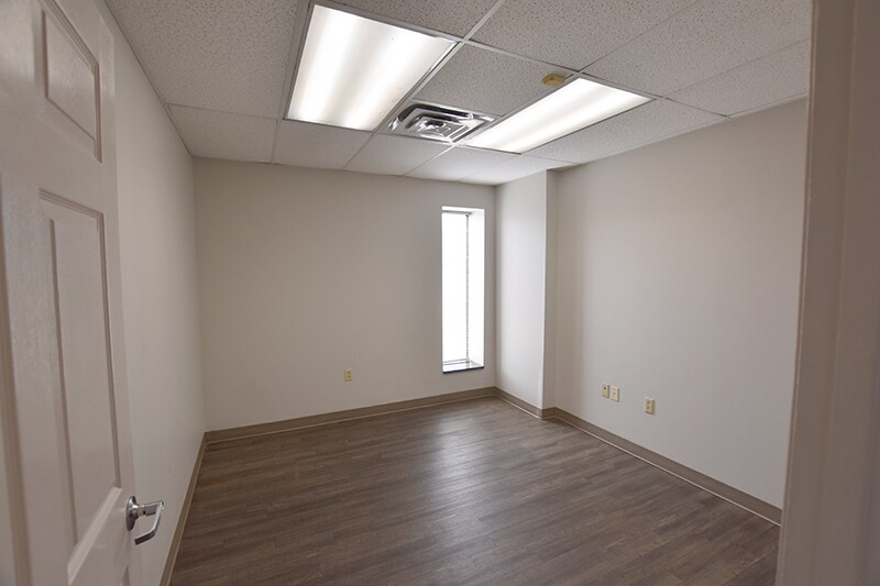 More Photos Of 1133 E Main St, Chattanooga Light Distribution For Lease