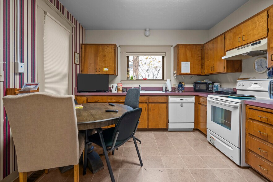 More Photos Of 236 SW Mill St, Dallas Office For Sale