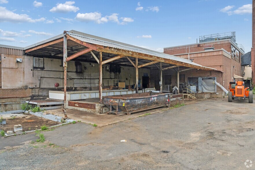 More Photos Of 92 Deerfield Rd, Windsor Unknown For Lease