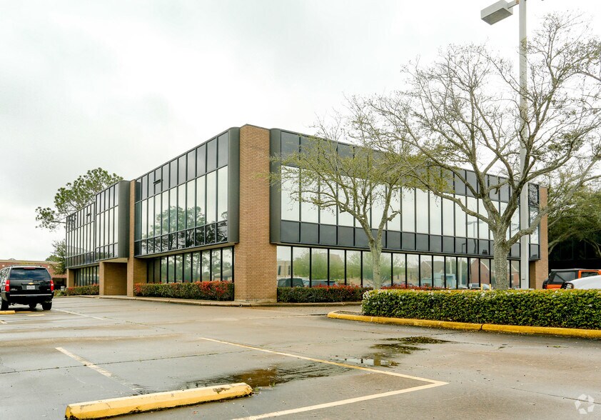 More Photos Of 16850 Saturn Ln, Houston Office For Lease