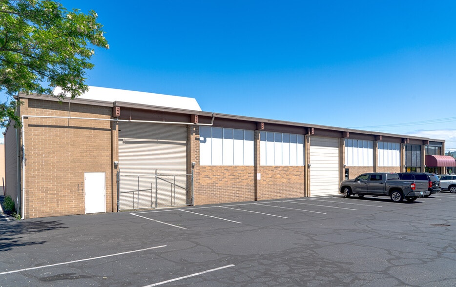 More Photos Of 820 S Central Ave, Medford Freestanding For Lease