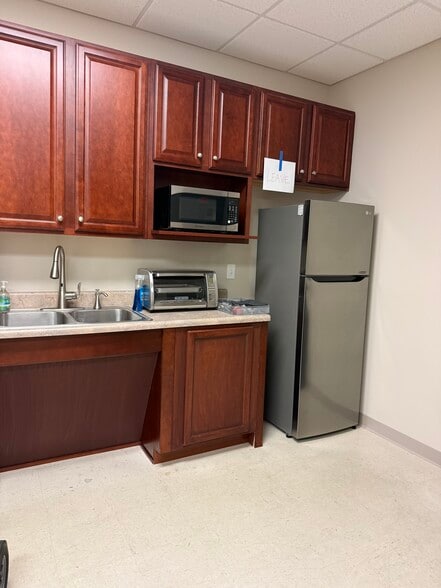 More Photos Of 639 Executive Pl, Fayetteville Medical For Lease