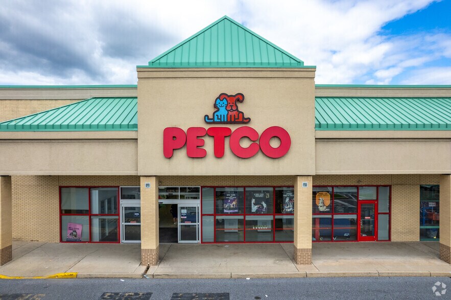 More Photos Of 2601-2631 Macarthur Rd, Whitehall Unknown For Lease