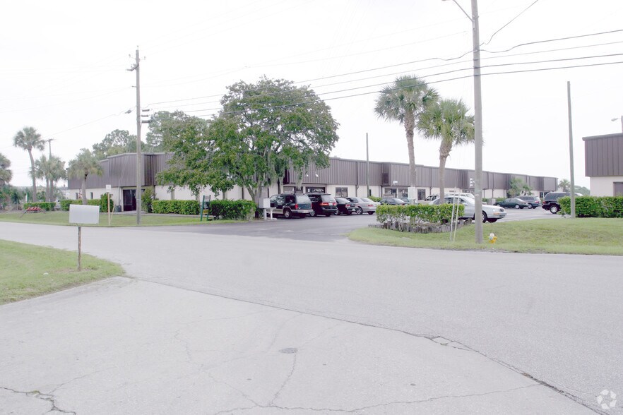 More Photos Of 109-111 Dunbar Ave, Oldsmar Warehouse For Lease