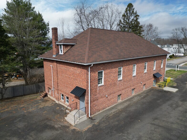 More Photos Of 43 Naubuc Ave, Glastonbury Flex For Sale