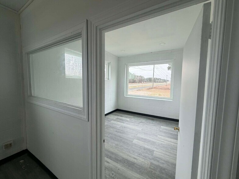 More Photos Of 902 S Eastern Blvd, Fayetteville Truck Terminal For Lease