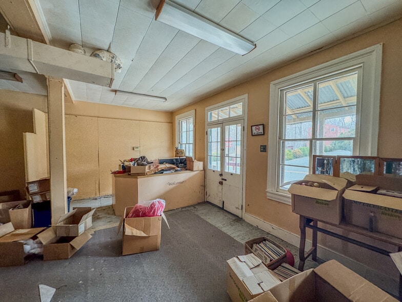 More Photos Of 37 N Greenwich St, Alloway Freestanding For Sale