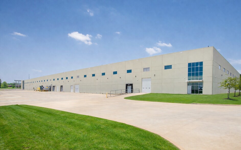 More Photos Of 5000 SW Regional Airport Blvd, Bentonville Warehouse For Lease