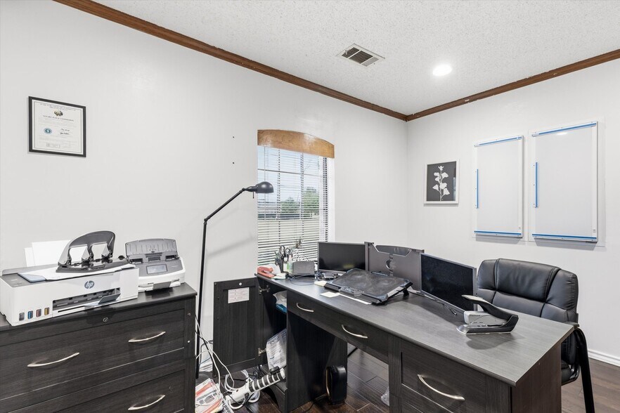 More Photos Of 1055 W Pioneer Pky, Grand Prairie Medical For Lease