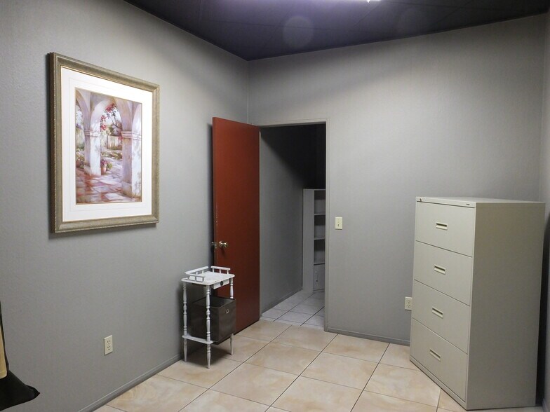 More Photos Of 44143-44147 20th St W, Lancaster Medical For Lease